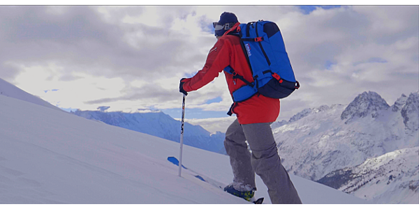 Gros plan sur le sac airbag POACHER de Dakine